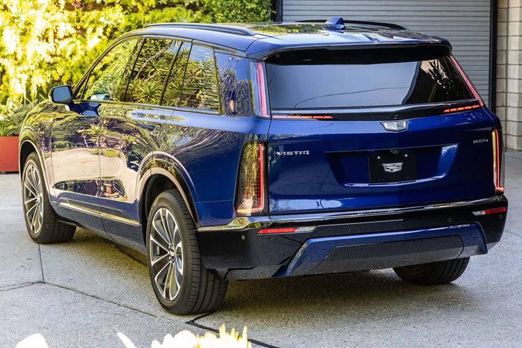 Xe được phân phối với 3 phiên bản gồm Luxury, Sport và Premium Luxury, mức giá xe Cadillac Vistiq 2026 khởi điểm là 78.790 USD (khoảng 2 tỷ đồng) (giá đã bao gồm phí vận chuyển).