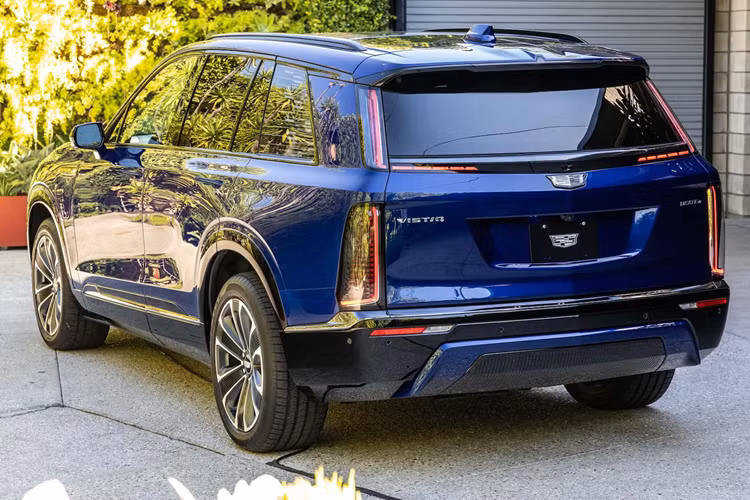 Xe được phân phối với 3 phiên bản gồm Luxury, Sport và Premium Luxury, mức giá xe Cadillac Vistiq 2026 khởi điểm là 78.790 USD (khoảng 2 tỷ đồng) (giá đã bao gồm phí vận chuyển).