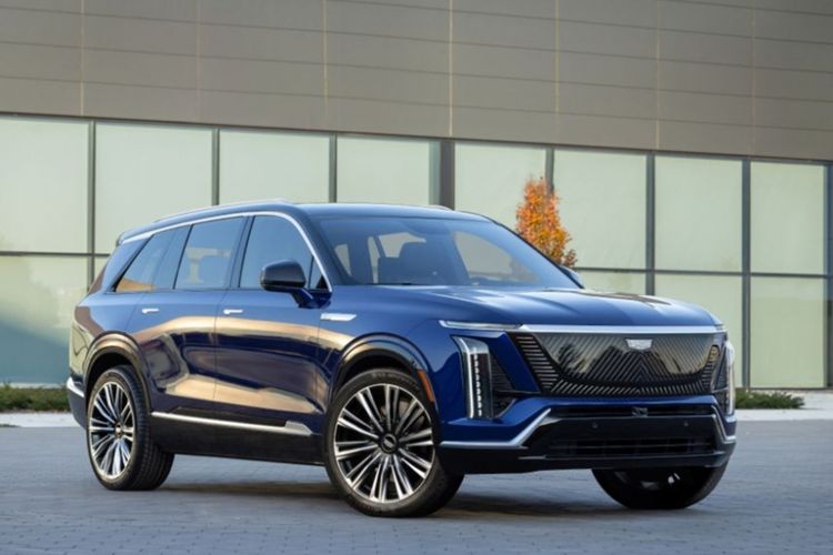 So với các đối thủ trong phân khúc, tầm vận hành của Vistiq 2026 vẫn còn kém Lucid Gravity và Mercedes EQS SUV. Bên cạnh đó, mẫu crossover này lại được trang bị cổng sạc CCS, thay vì chuẩn NACS như GM đã tuyên bố đồng bộ từ năm 2023.