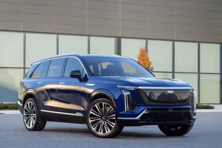 So với các đối thủ trong phân khúc, tầm vận hành của Vistiq 2026 vẫn còn kém Lucid Gravity và Mercedes EQS SUV. Bên cạnh đó, mẫu crossover này lại được trang bị cổng sạc CCS, thay vì chuẩn NACS như GM đã tuyên bố đồng bộ từ năm 2023.