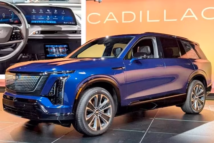 Về kích thước, Cadillac Vistiq 2026 mới có chiều dài 5.222 mm, chiều rộng 2.203 mm và chiều cao 1.804 mm với chiều dài cơ sở là 3.094 mm. Như vậy, mẫu xe này dài hơn 180 mm và rộng hơn 231 mm so với XT6. Xe sở hữu mặt trước nổi bật với cụm đèn pha chia đôi cùng cụm lưới tản nhiệt dạng tấm pha lê đen cỡ lớn. 