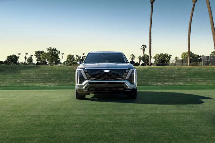 Vistiq có tính năng sạc hai chiều, cho phép chủ xe cung cấp điện từ xe ra cho các thiết bị khác. Cadillac không đi sâu vào chi tiết, nhưng đã đề cập đến gói GM Energy V2H Bundle, cho phép chủ xe truyền điện từ xe đến nhà trong thời gian mất điện.