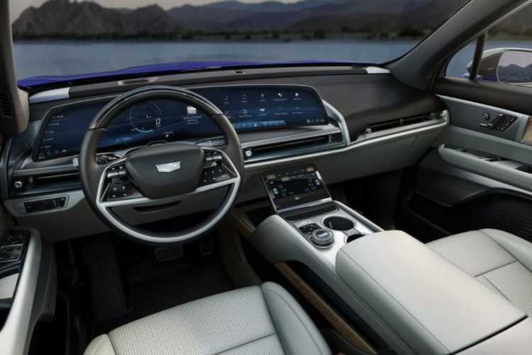 Trong đó, nổi bật trên mặt taplo là màn hình 33 inch, tích hợp hầu hết các chức năng điều khiển trên xe. Mẫu crossover hạng sang này có ghế trước tích hợp chức năng sưởi, thông gió và mát-xa, điều hòa năm vùng độc lập và hệ thống âm thanh AKG Studio 23 loa. Bên cạnh đó, xe còn được trang bị đèn viền nội thất và cửa sổ trời toàn cảnh.