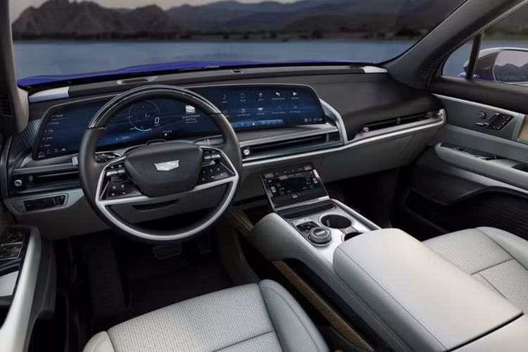 Trong đó, nổi bật trên mặt taplo là màn hình 33 inch, tích hợp hầu hết các chức năng điều khiển trên xe. Mẫu crossover hạng sang này có ghế trước tích hợp chức năng sưởi, thông gió và mát-xa, điều hòa năm vùng độc lập và hệ thống âm thanh AKG Studio 23 loa. Bên cạnh đó, xe còn được trang bị đèn viền nội thất và cửa sổ trời toàn cảnh.