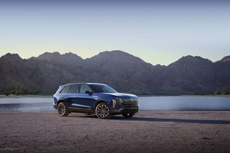 Mẫu crossover này có hệ thống treo trước liên kết đa điểm và hệ thống treo sau liên kết năm điểm với bộ giảm chấn bán chủ động. Các biến thể Premium Luxury bổ sung hệ thống treo Air Ride Adaptive, có khả năng điều chỉnh 76 mm cũng như chế độ khí động học tự động hoạt động để giảm lực cản trên đường cao tốc.