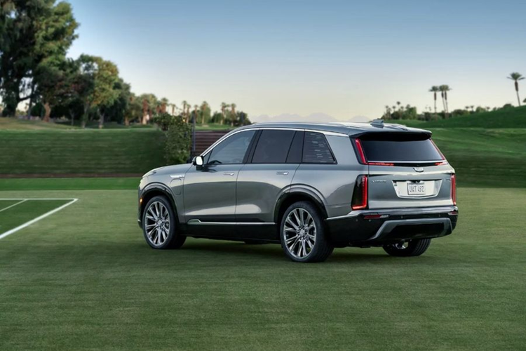 Tổng cộng Cadillac Vistiq có 8 màu ngoại thất, bao gồm trắng Polar White, bạc Argent Silver, xanh Opulent Blue và đỏ Radiant Red. Với kích thước to lớn, không ngạc nhiên khi Vistiq 2026 sở hữu không gian nội thất cực kỳ rộng rãi. Bên cạnh đó, xe còn còn được trang bị nhiều công nghệ hiện đại.