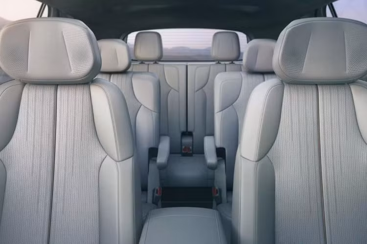 Cadillac cho biết mẫu xe này sở hữu nhiều chi tiết thân thiện với môi trường. Trong số đó có vô lăng được bọc từ vật liệu được làm từ 100% nguyên liệu tái chế. Dung tích khoang hành lý tiêu chuẩn của xe là 430 lít, tăng lên 1.218 lít nếp gập hàng ghế thứ 3 và khi gập cả hai hàng ghế xuống, người dùng sẽ nhận được khoang để đồ lên đến 2.271 lít.