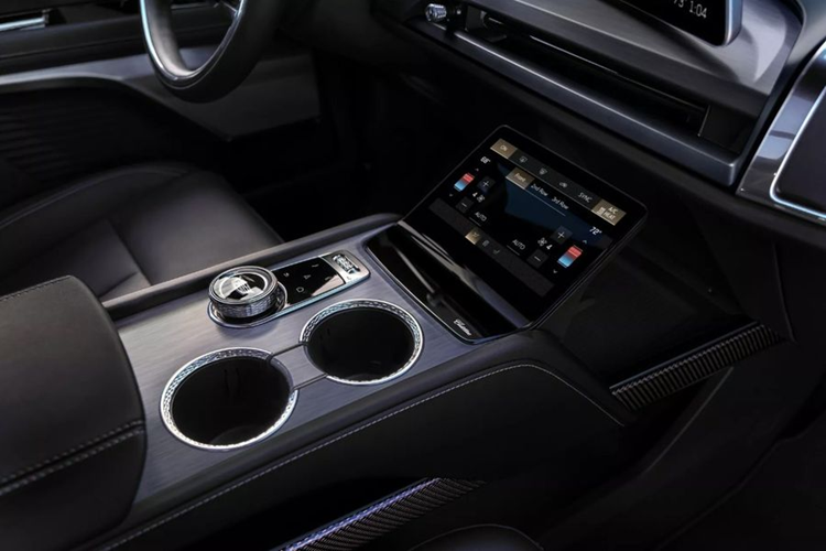 Vistiq 2026 được trang bị hệ thống mô tơ điện cho công suất 615 mã lực và mô-men xoắn 880 Nm, kết hợp hệ dẫn động bốn bánh toàn thời gian. Với sức mạnh này xe có thể tăng tốc từ 0-96 km/giờ trong 3,7 giây khi bật chế độ Velocity Max.