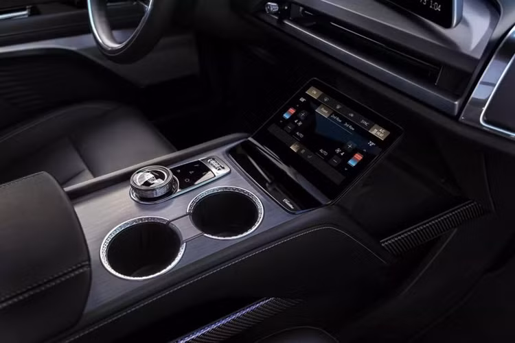 Vistiq 2026 được trang bị hệ thống mô tơ điện cho công suất 615 mã lực và mô-men xoắn 880 Nm, kết hợp hệ dẫn động bốn bánh toàn thời gian. Với sức mạnh này xe có thể tăng tốc từ 0-96 km/giờ trong 3,7 giây khi bật chế độ Velocity Max.