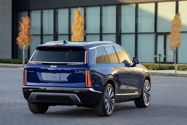 Cadillac Vistiq sẽ được trang bị tiêu chuẩn với Super Cruise, Hỗ trợ lái trong vùng mù, Cảnh báo va chạm phía trước, Cảnh báo người đi xe đạp bên hông và hệ thống Night Vision sử dụng camera hồng ngoại để phát hiện người đi bộ hoặc động vật có thể bị "ẩn" trong bóng tối.