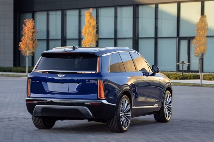 Cadillac Vistiq sẽ được trang bị tiêu chuẩn với Super Cruise, Hỗ trợ lái trong vùng mù, Cảnh báo va chạm phía trước, Cảnh báo người đi xe đạp bên hông và hệ thống Night Vision sử dụng camera hồng ngoại để phát hiện người đi bộ hoặc động vật có thể bị "ẩn" trong bóng tối.