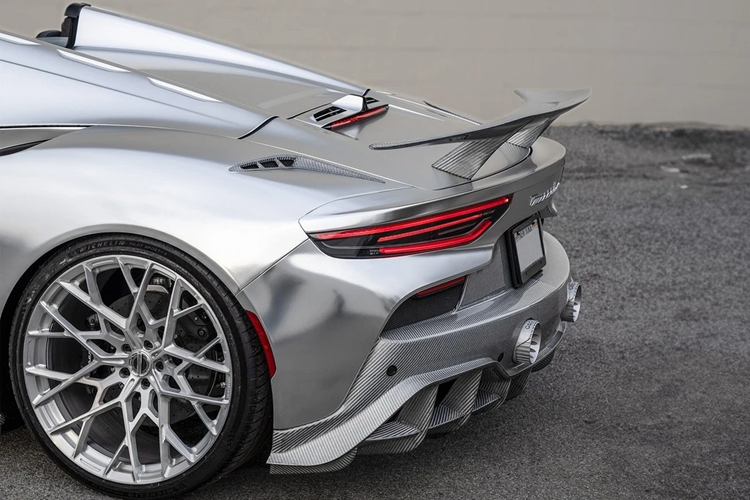 Cánh gió sau đóng vai trò quan trọng đối với tính khí động học của xe, tạo ra một lực ép xuống mặt đường lên đến 409 kg tại vận tốc 322 km/h.