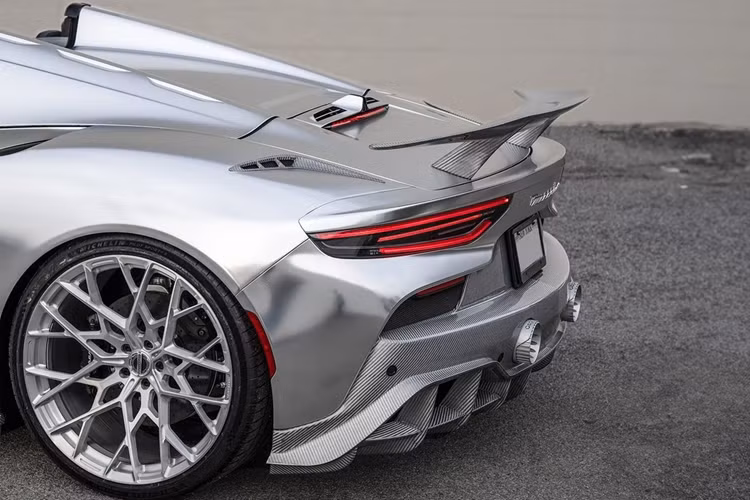Cánh gió sau đóng vai trò quan trọng đối với tính khí động học của xe, tạo ra một lực ép xuống mặt đường lên đến 409 kg tại vận tốc 322 km/h.