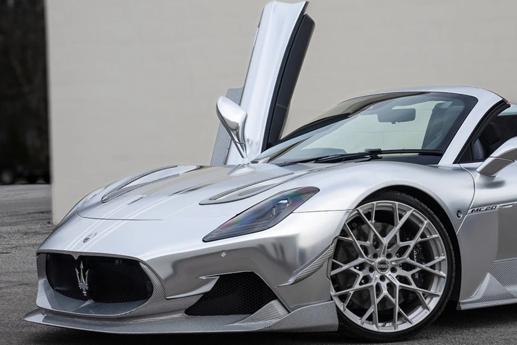 Đúng với tên gọi Maserati MC20 Cielo Aria mới, toàn bộ bề mặt ngoại thất của mẫu xe thể thao mui trần đều mang màu bạc, bao gồm cả các chi tiết khí động học bằng sợi carbon, mâm xe...