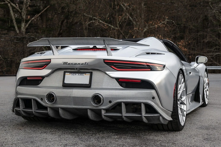 Mới đây, hãng độ này vừa giới thiệu chiếc Maserati MC20 Cielo Aria thứ 16 trong tổng số 25 chiếc sẽ được sản xuất. Đặc biệt hơn, ngoại thất của phiên bản này lấy cảm hứng từ nhân vật Silver Surfer thuộc vũ trụ truyện tranh Mavel.