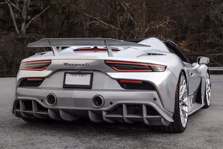 Mới đây, hãng độ này vừa giới thiệu chiếc Maserati MC20 Cielo Aria thứ 16 trong tổng số 25 chiếc sẽ được sản xuất. Đặc biệt hơn, ngoại thất của phiên bản này lấy cảm hứng từ nhân vật Silver Surfer thuộc vũ trụ truyện tranh Mavel.
