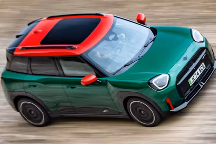 Về nội thất, cả hai mẫu xe điện hiệu suất cao này đều có khoang cabin được phối hai tông màu đỏ và đen. Tất cả ghế ngồi xe được bọc da tổng hợp. Ghế trước có vải dệt kim nhiều màu và đường khâu tương phản màu đỏ.