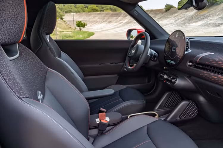 So với bản chạy bằng động cơ đốt trong thông thường, thì hai mẫu xe điện hiệu suất cao này cũng có ngoại thất được tinh chỉnh đôi chút.