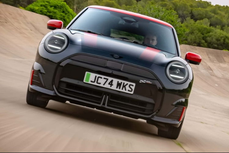 Để nâng cao trải nghiệm lái, hãng đã bổ sung cho MINI John Cooper Works Electric và John Cooper Works Aceman tính năng "boost", cho phép tạm thời nâng công suất thêm 27 mã lực. Ngoài ra, xe còn được trang bị phanh hiệu suất cao và lốp có độ bám đường cao hơn.