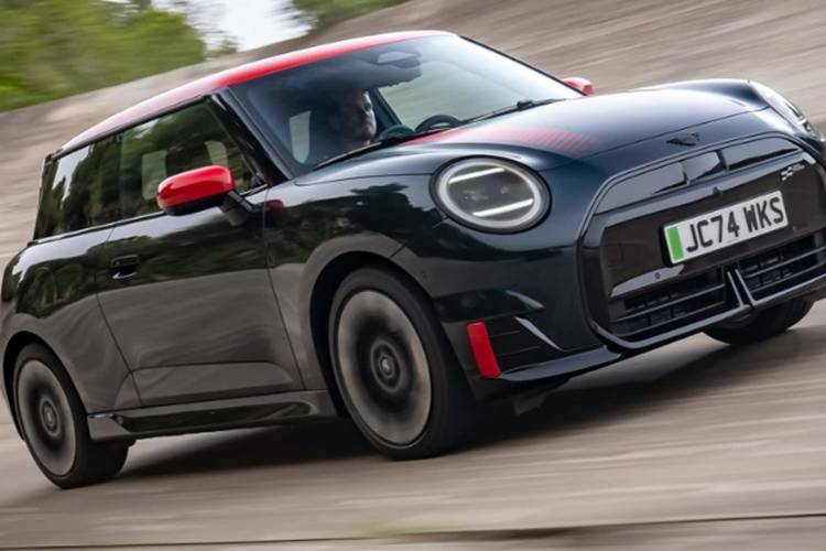 Cụ thể, hatchback 3 cửa John Cooper Works Electric sở hữu mâm hợp kim 18 inch, trong khi đó bản crossover John Cooper Works Aceman lại có bộ mâm 19 inch. Cả hai mẫu xe được trang bị nhiều logo hơn. Bản hatchback 3 cửa còn có họa tiết cờ ca rô trên cửa sau.