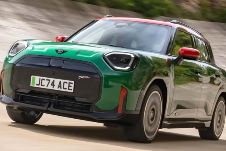 Cung cấp sức mạnh cho cả hai mẫu xe đều là động cơ điện cho công suất 255 mã lực và mô-men xoắn cực đại 350 Nm. Động cơ kết hợp cùng hệ dẫn động cầu trước cho khả năng tăng tốc từ 0-100 km/giờ của mẫu hatchback là trong 5,9 giây và mẫu crossover là 6,4 giây.