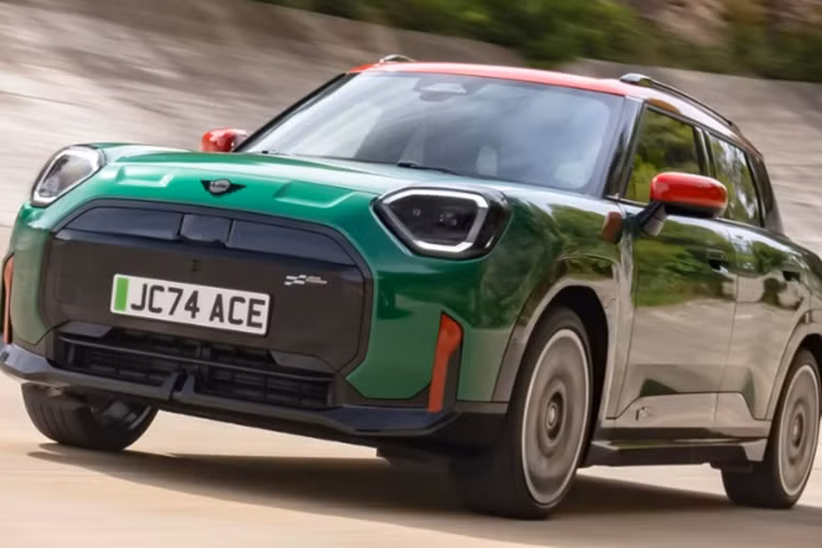 Cung cấp sức mạnh cho cả hai mẫu xe đều là động cơ điện cho công suất 255 mã lực và mô-men xoắn cực đại 350 Nm. Động cơ kết hợp cùng hệ dẫn động cầu trước cho khả năng tăng tốc từ 0-100 km/giờ của mẫu hatchback là trong 5,9 giây và mẫu crossover là 6,4 giây.