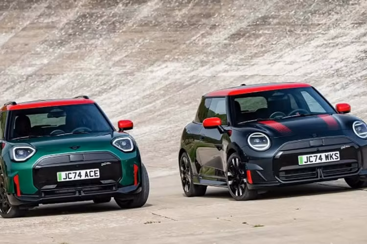 Trong đó, MINI John Cooper Works Electric chạy điện là mẫu hatchback 3 cửa, mẫu xe còn lại John Cooper Works Aceman là xe crossover 5 cửa cao to và thực dụng hơn. Cả hai đều được phát triển dựa trên mẫu Countryman John Cooper Works (JCW) động cơ xăng.