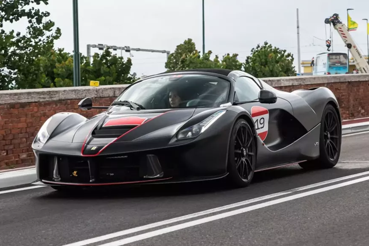 Cụ thể là trên hành trình di chuyển, có nhiều chiếc siêu xe Ferrari xảy ra sự cố, từ cháy nổ đến tai nạn, trong đó, 1 chiếc xe hypercar là Ferrari LaFerrari đã va quẹt với 1 phương tiện khác, làm phần đầu xe và đuôi hư hỏng, nhưng không đáng nghiêm trọng.