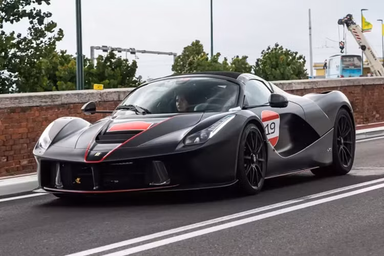 Cụ thể là trên hành trình di chuyển, có nhiều chiếc siêu xe Ferrari xảy ra sự cố, từ cháy nổ đến tai nạn, trong đó, 1 chiếc xe hypercar là Ferrari LaFerrari đã va quẹt với 1 phương tiện khác, làm phần đầu xe và đuôi hư hỏng, nhưng không đáng nghiêm trọng.