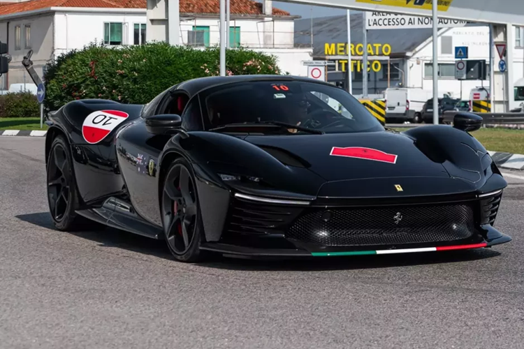 Nặng nhất có lẽ là việc 1 chiếc siêu xe Ferrari 296 GTB bất ngờ bốc cháy từ khoang động cơ, và 1 xe Ferrari 296 cùng Ferrari SF90 hư hỏng nặng sau tai nạn.