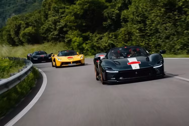 Và năm nay, hành trình siêu xe của các đại gia sở hữu Ferrari này đi qua các khung cảnh của Veneto, ngang qua Passo D’Aune, được biết đến với những con đường yên tĩnh và siêu đẹp.