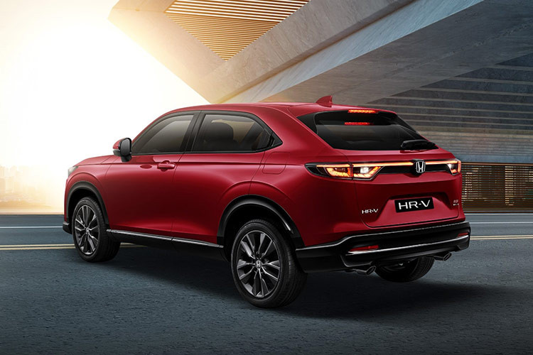 Xe vẫn giữ nguyên kiểu dáng mà Honda cho biết là “lấy cảm hứng thiết kế từ coupe”, điểm nhấn nằm ở lưới tản nhiệt lớn với các thanh ngang đã được làm vuông và hẹp lại một chút so với phiên bản cũ, kết hợp hài hòa với cản và đèn pha mảnh ở hai bên.