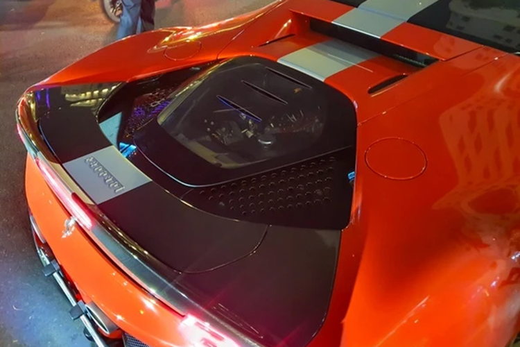 Ferrari SF90 Stradale được trang bị động cơ xăng V8, tăng áp, dung tích 4.0 lít, sản sinh công suất tối đa 769 mã lực và mô-men xoắn cực đại 800 Nm. Động cơ này kết hợp với hệ thống hybrid bao gồm 3 mô-tơ điện.