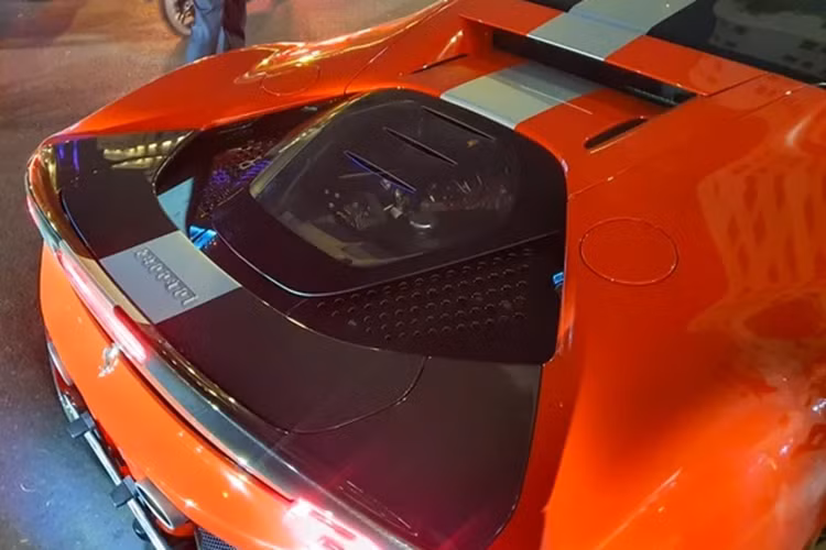 Ferrari SF90 Stradale được trang bị động cơ xăng V8, tăng áp, dung tích 4.0 lít, sản sinh công suất tối đa 769 mã lực và mô-men xoắn cực đại 800 Nm. Động cơ này kết hợp với hệ thống hybrid bao gồm 3 mô-tơ điện.