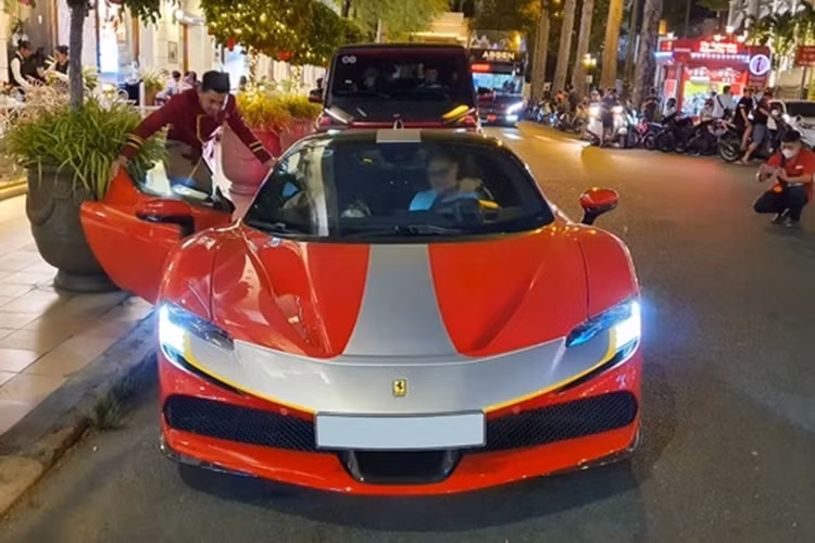 Được biết, gói này còn có mâm carbon và hệ thống phuộc thể thao, nhưng chiếc Ferrari SF90 Stradale này sử dụng mâm thường, 2 màu bạc và đen cùng kẹp phanh màu vàng.