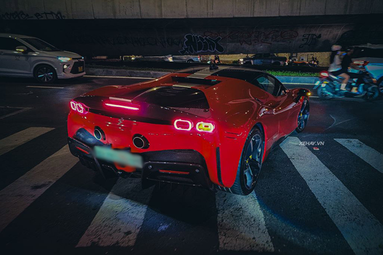 Trong đó, 1 mô-tơ điện nằm kẹp giữa động cơ V8 và hộp số tự động ly hợp kép 8 cấp mới. 2 mô-tơ điện còn lại được đặt trên cầu trước của Ferrari SF90 Stradale. Cung cấp năng lượng cho 3 mô-tơ điện có tổng công suất 217 mã lực này là cụm pin lithium-ion 7,9 kWh.