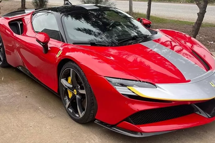 Được biết, chủ nhân của chiếc siêu xe Ferrari SF90 Stradale này khá kín tiếng, xe mang biển số NG, nên chắc chắn rằng xe được nhập khẩu không chính hãng, thông tin về xe càng thú vị hơn, khi về nước gần 3 năm, nhưng nay mới lộ danh tính.