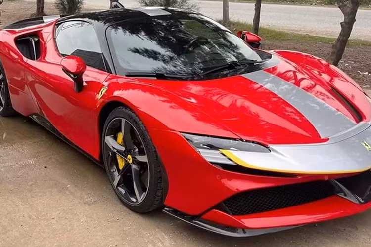 Được biết, chủ nhân của chiếc siêu xe Ferrari SF90 Stradale này khá kín tiếng, xe mang biển số NG, nên chắc chắn rằng xe được nhập khẩu không chính hãng, thông tin về xe càng thú vị hơn, khi về nước gần 3 năm, nhưng nay mới lộ danh tính.