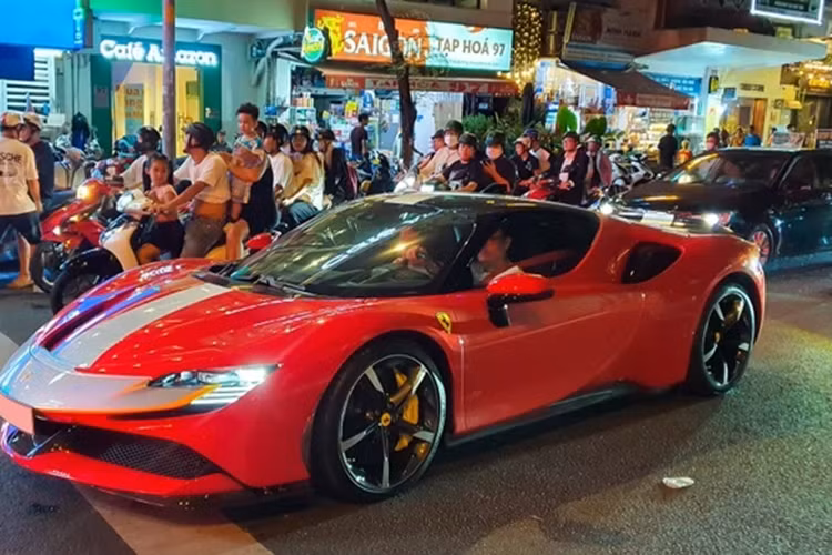 Sau cùng, điểm nhấn là các sọc màu bạc và vàng xuất hiện ở đầu xe, nóc và đuôi xe, đây là chi tiết nằm trong gói trang trí Assetto Fiorano. Theo tìm hiểu của chúng tôi, hiện đây là chiếc siêu xe Ferrari SF90 Stradale độc nhất Việt Nam sở hữu gói Assetto Fiorano.