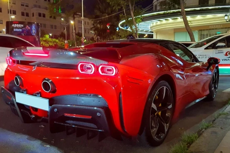 Kết hợp 3 mô-tơ điện với động cơ xăng V8, siêu phẩm hybrid Ferrari SF90 Stradale có tổng công suất tối đa lên đến 1.000 mã lực. Ferrari SF90 Stradale chính là siêu xe plug-in hybrid đầu tiên trong lịch sử của hãng Ferrari.