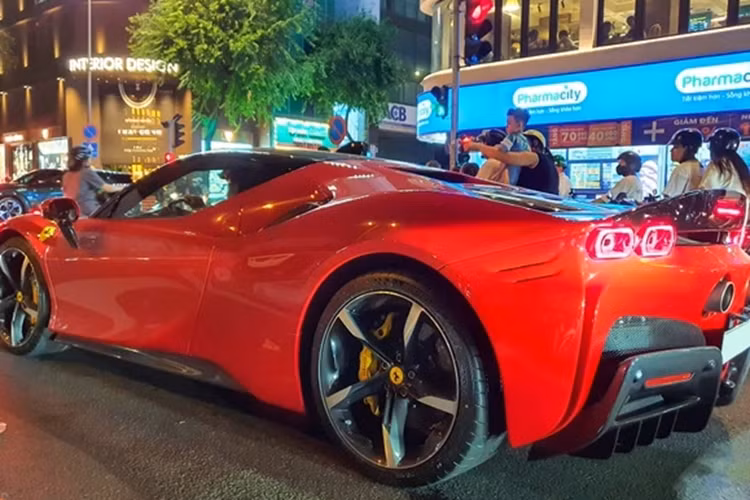 Sức mạnh của động cơ plug-in hybrid đã cho phép siêu phẩm Ferrari SF90 Stradale có thể tăng tốc từ vị trí xuất phát lên 100 km/h trong thời gian 2,5 giây, thêm 4,2 giây để tăng tốc lên 200 km/h trước khi đạt vận tốc tối đa 340 km/h. Ngoài ra, Ferrari SF90 Stradale có thể hoàn thành quãng đường 25 km chỉ bằng mô-tơ điện trên cầu trước.