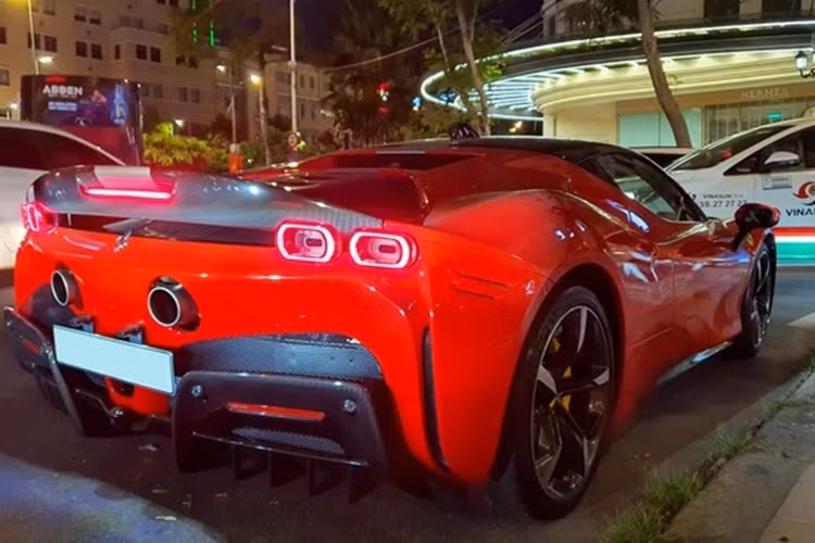 Kết hợp 3 mô-tơ điện với động cơ xăng V8, siêu phẩm hybrid Ferrari SF90 Stradale có tổng công suất tối đa lên đến 1.000 mã lực. Ferrari SF90 Stradale chính là siêu xe plug-in hybrid đầu tiên trong lịch sử của hãng Ferrari.