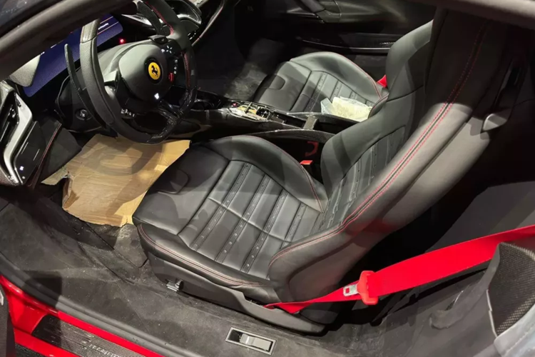 Gói Assetto Fiorano khá đắt tiền, bao gồm nhiều chi tiết như cản trước, cản sau, nẹp sườn và tấm ốp đuôi bằng carbon, ngoài ra, còn có ký hiệu Assetto Fiorano trên bậc cửa xe.