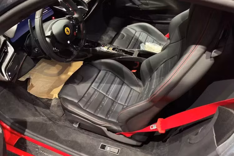 Gói Assetto Fiorano khá đắt tiền, bao gồm nhiều chi tiết như cản trước, cản sau, nẹp sườn và tấm ốp đuôi bằng carbon, ngoài ra, còn có ký hiệu Assetto Fiorano trên bậc cửa xe.