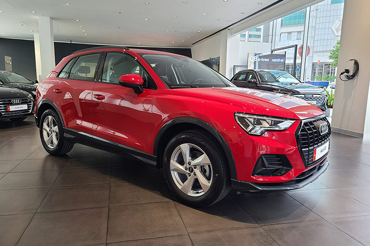 Theo thông tin từ đại lý, giá xe Audi Q3 Black Edition 2024 được bán tại Việt Nam từ 1,8 tỷ đồng. Đây không phải là mẫu xe Audi mới duy nhất ra mắt tại Việt Nam từ đầu năm 2024 đến nay. Trước đó, Audi Việt Nam cũng đã công bố thông tin về Q5 phiên bản Đen huyền bí, Q7, Q8 và Q8 e-tron mới.