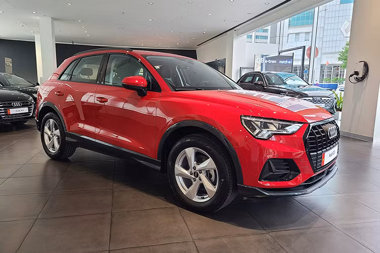 Theo thông tin từ đại lý, giá xe Audi Q3 Black Edition 2024 được bán tại Việt Nam từ 1,8 tỷ đồng. Đây không phải là mẫu xe Audi mới duy nhất ra mắt tại Việt Nam từ đầu năm 2024 đến nay. Trước đó, Audi Việt Nam cũng đã công bố thông tin về Q5 phiên bản Đen huyền bí, Q7, Q8 và Q8 e-tron mới.
