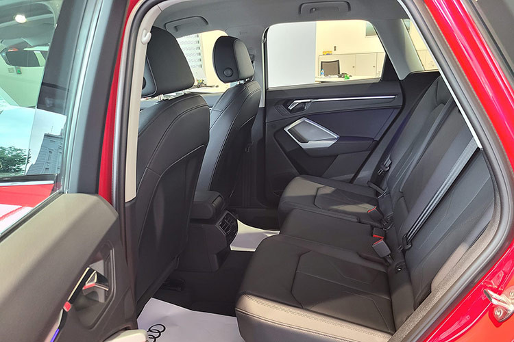 Hàng ghế trước hỗ trợ chỉnh điện. có thể điều chỉnh độ cao, có tựa đầu và bơm hơi tựa lưng 4 hướng. Hàng ghế sau trên Audi Q3 2024 có thể di chuyển tiến về phía trước hoặc sau 150 mm, hỗ trợ tựa lưng ba hướng, cho hành khách những vị trí ngồi thoải mái nhất. Tổng dung tích khoang hành lý có thể là 530 lít hoặc 675 lít.