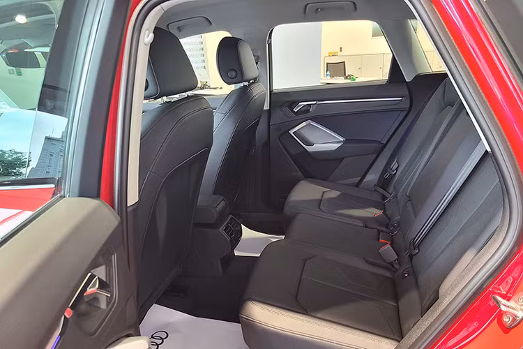 Hàng ghế trước hỗ trợ chỉnh điện. có thể điều chỉnh độ cao, có tựa đầu và bơm hơi tựa lưng 4 hướng. Hàng ghế sau trên Audi Q3 2024 có thể di chuyển tiến về phía trước hoặc sau 150 mm, hỗ trợ tựa lưng ba hướng, cho hành khách những vị trí ngồi thoải mái nhất. Tổng dung tích khoang hành lý có thể là 530 lít hoặc 675 lít.