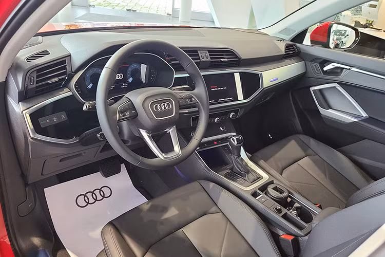 Bên trong xe, Audi Q3 Black Edition 2024 được trang bị ghế bọc da, vô lăng tích hợp phím chức năng, bảng đồng hồ kỹ thuật số 10,3 inch, màn hình cảm ứng trung tâm 8,8 inch, hỗ trợ kết nối Apple CarPlay/Android Auto không dây, hệ thống âm thanh Sonos 3D và điều hòa tự động 3 vùng độc lập.