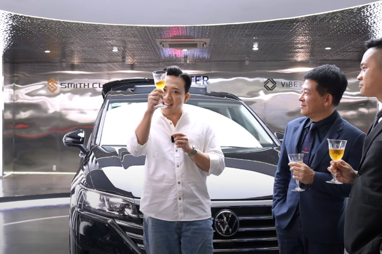 Hai ghế thương gia trên Volkswagen Viloran còn có bệ tì tay, khay để ly, khay để điện thoại, cổng sạc, hộc chứa đồ và cụm công tắc điều khiển riêng...